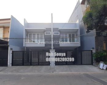 Rumah Baru Taman Ratu. 3 Lantai. 6x20. Jalan 3 Mobil. Siap Huni