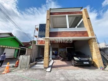 RUMAH MEWAH 2 LANTAI VIEW SAWAH DENGAN BALKON LUAS ISTIMEWA DI DEKAT PASAR STAN