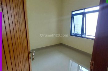 Harga Kaget Rumah Hoek Cluster Cisaranten Kota Bandung 109M1