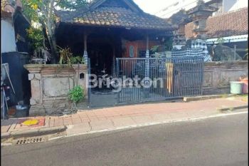 BANGUNAN KOMERSIL DI PUSAT KERAMAIAN