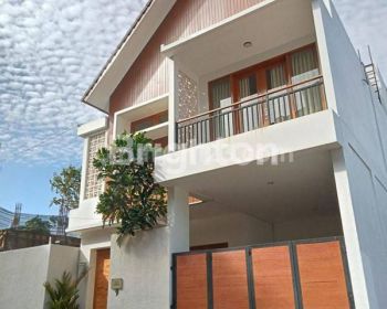 RUMAH GAYA VILLA 3 LT CANTIK dan MEWAH FULL FURNISHED ADA ROOFTOP ONE CLUSTER
