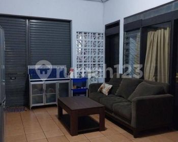 Rumah besar siap huni di jalan besar asem baris raya