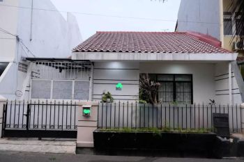 DIJUAL RUMAH DEPAN TAMAN DI RAWAMANGUN (BEBAS BANJIR)