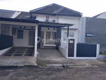 Rumah cantik siap huni lokasi sangat strategis di Kencanaloka BSD