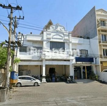 BANGUNAN RAYA JEMURSARI LAHAN PARKIR LUAS