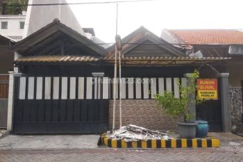 Rumah Butuh Renovasi di Barata Jaya Surabaya