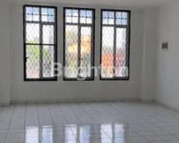 Ruko 3 lantai di sutera niaga lokasinya sangat strategis pinggir jalan raya