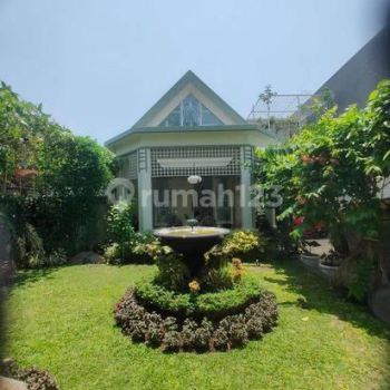 Ruko (rumah komersial) bergaya kolonial jaman Belanda di Raya dr Sutomo cocok &