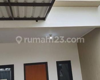 Rumah Minimalis 2 lantai  Strategis di Taman Holis Indah