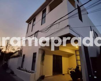 Jual Villa Lingkungan Tenang 2 Lantai 5 Kamar Rooftop View Sunset Laut Dekat