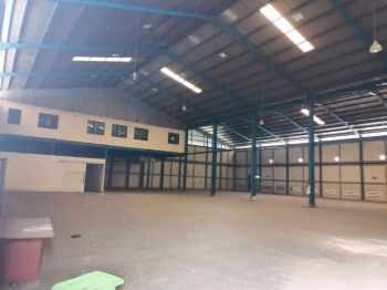 Disewakan. Gudang dengan lahan parkir luas di Cikiwul