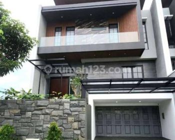 Rumah 3 Lantai Bagus Semi Furnished di Citraland, Surabaya