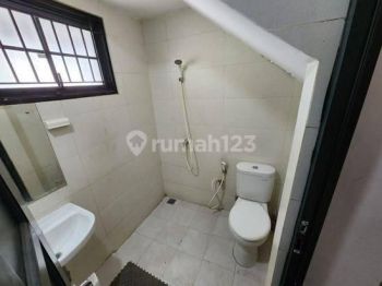 Disewakan Cepat Rumah Rapih Siap Huni 2 Lantai di Cluster Pinewood Banjar Wijaya