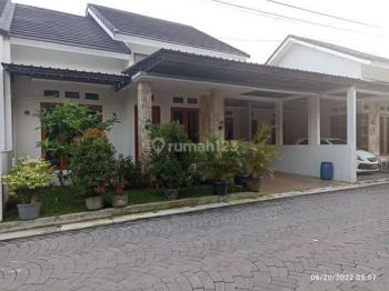 Rumah dalam perumahan Purwomartani