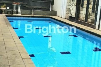 Rumah 2 Lantai dengan Private Swimming Pool di VPT