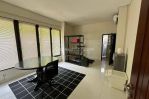 thumbnail-r02-0088-disewakan-rumah-modern-minimalis-dengan-kolam-renang-swimming-pool-full-2