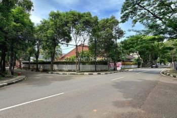Rumah Tua Hitung Tanah Di Kebayoran Baru Depan Taman