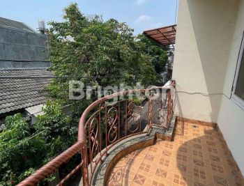 RUMAH TANJUNG DUREN 2.5 LANTAI ROW JALAN 1 MOBIL BEBAS BANJIR DEKAT AKSES TOL
